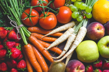 Gesunde Ernährung mit viel Gemüse und Obst für mehr Lebensenergie